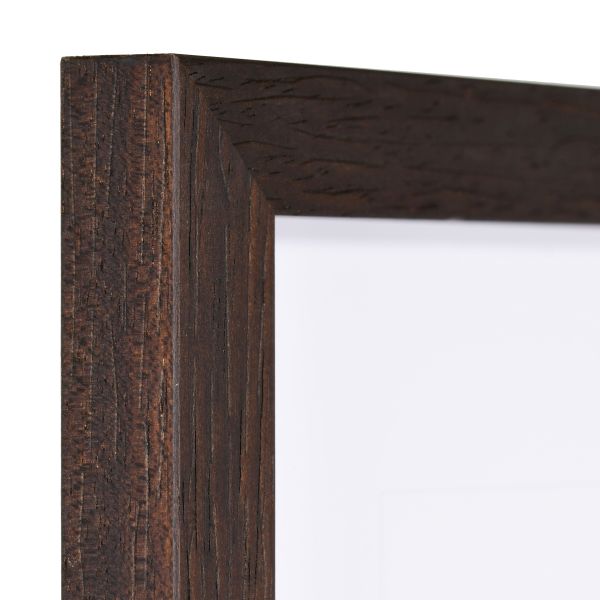 Ansicht der Ecke eines quadratischen, modernen, dunkelbraunen Holzrahmens, dessen Holzstruktur sichtbar ist und durch eine entsprechende PrÃ¤gung verstÃ¤rkt wird