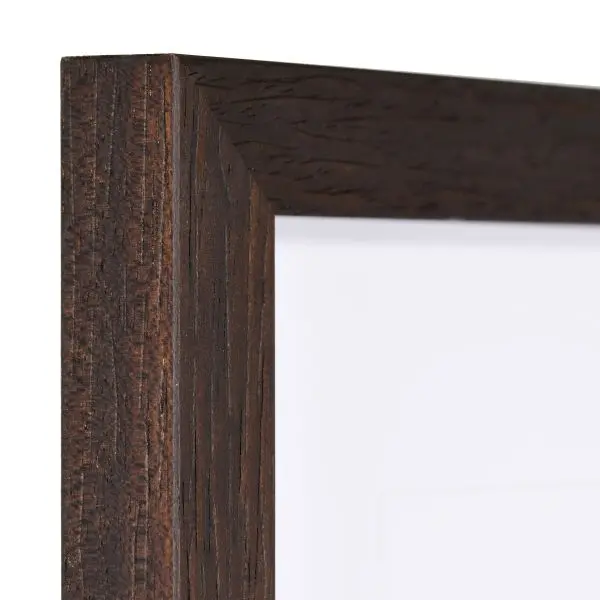 Ansicht der Ecke eines quadratischen, modernen, dunkelbraunen Holzrahmens, dessen Holzstruktur sichtbar ist und durch eine entsprechende PrÃ¤gung verstÃ¤rkt wird