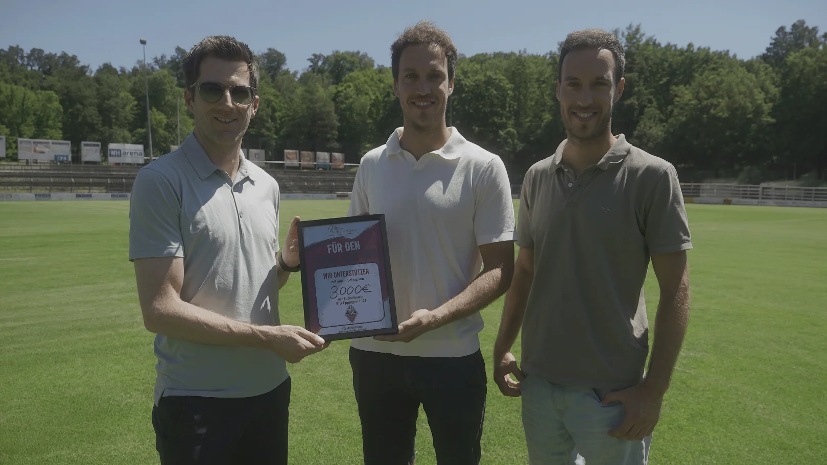 Overhandiging van de donatie: 3.000 euro voor het integrale jeugdwerk van VfB Eppingen